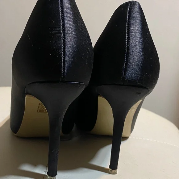 Elegant Black Satin Heels with Crystal Embellishments - Picture 3 of 6